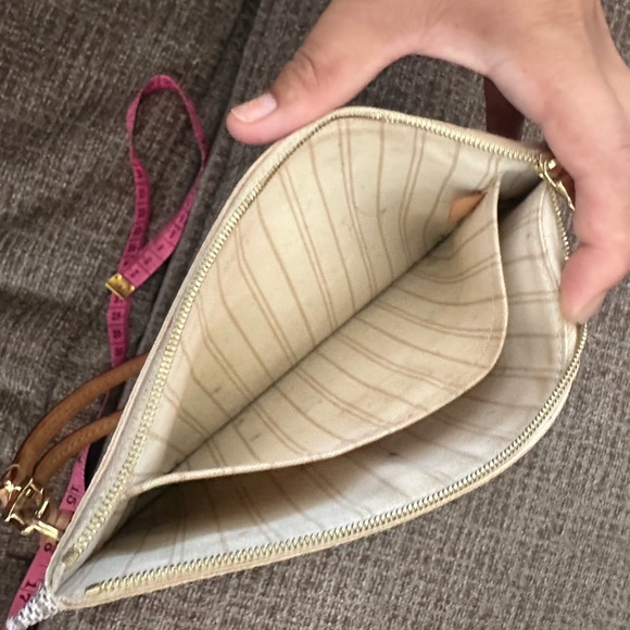 Louis Vuitton clutch. - Picture 2 of 6